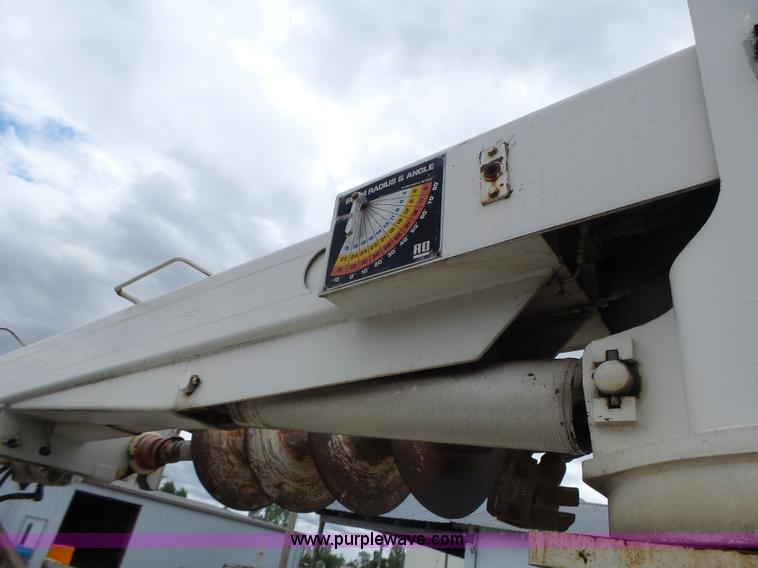 image for item L7233 1983 Ford C8000 digger derrick truck