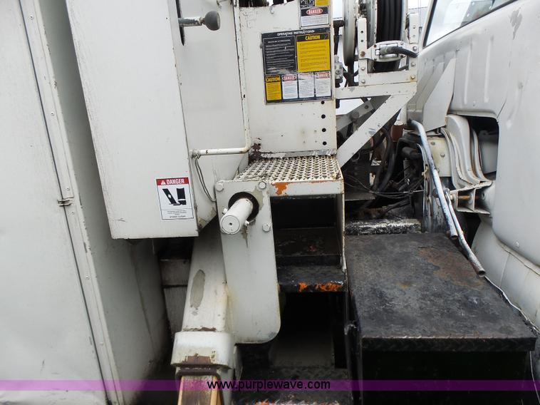 image for item L7233 1983 Ford C8000 digger derrick truck