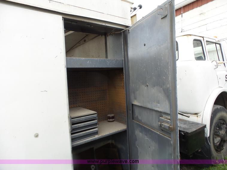 image for item L7233 1983 Ford C8000 digger derrick truck