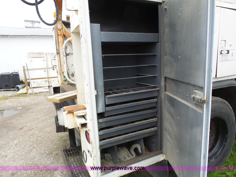 image for item L7233 1983 Ford C8000 digger derrick truck