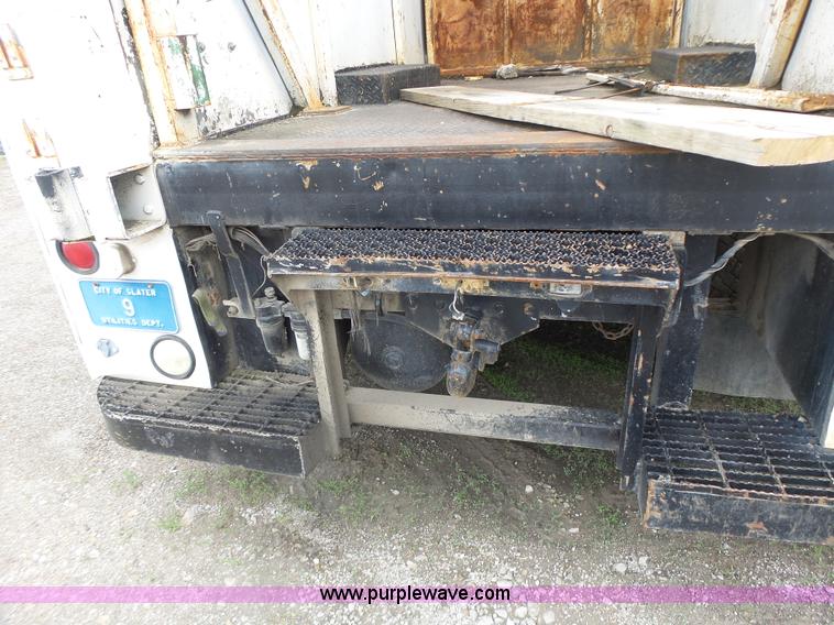 image for item L7233 1983 Ford C8000 digger derrick truck