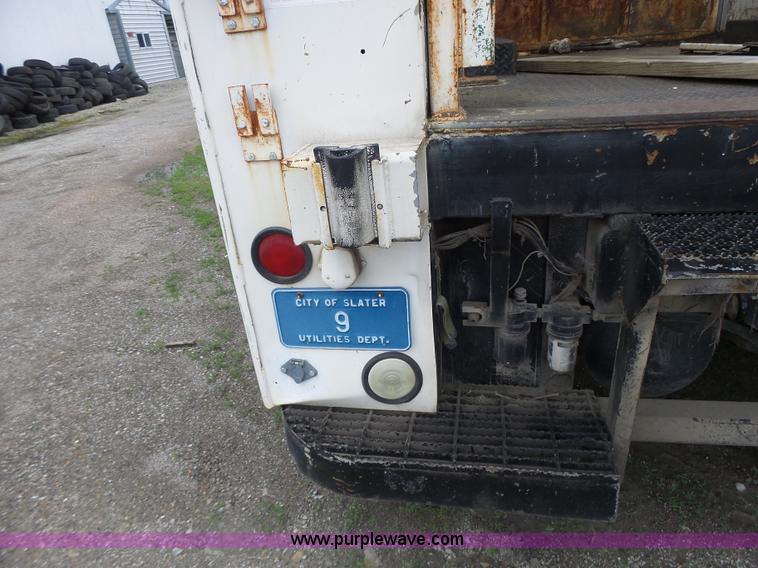 image for item L7233 1983 Ford C8000 digger derrick truck