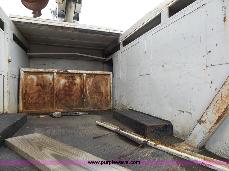 image for item L7233 1983 Ford C8000 digger derrick truck