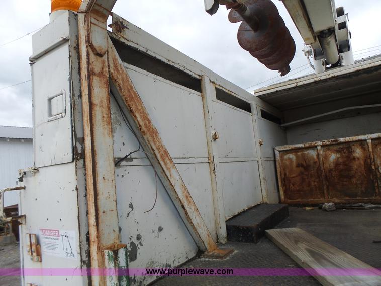 image for item L7233 1983 Ford C8000 digger derrick truck