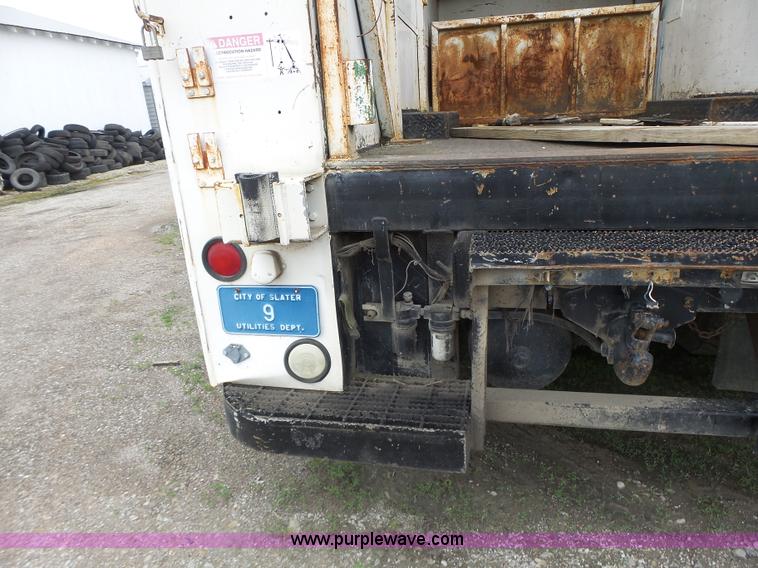 image for item L7233 1983 Ford C8000 digger derrick truck
