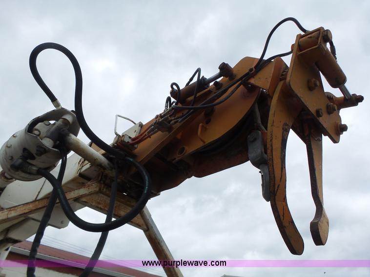 image for item L7233 1983 Ford C8000 digger derrick truck