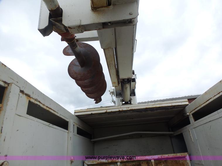 image for item L7233 1983 Ford C8000 digger derrick truck