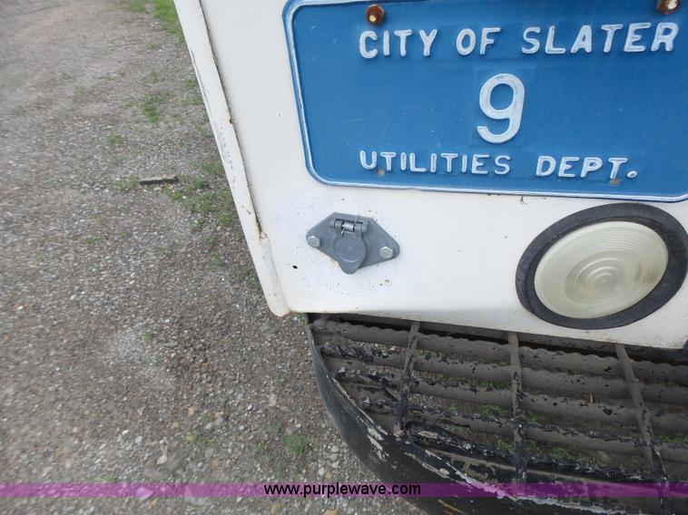 image for item L7233 1983 Ford C8000 digger derrick truck