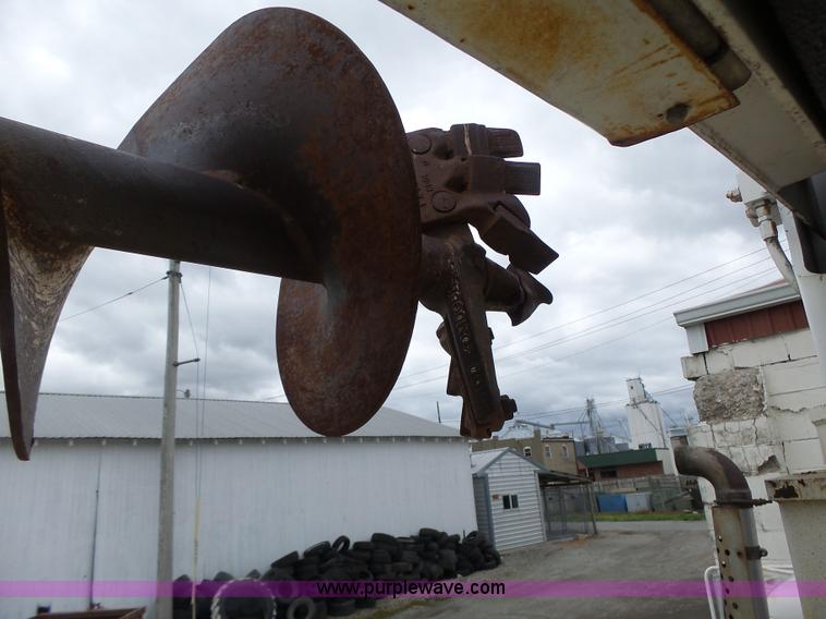 image for item L7233 1983 Ford C8000 digger derrick truck