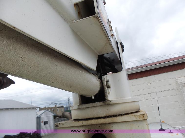 image for item L7233 1983 Ford C8000 digger derrick truck