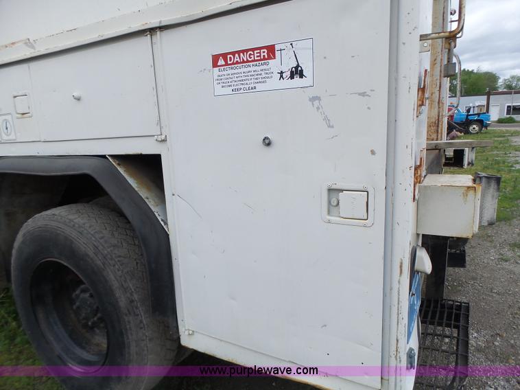 image for item L7233 1983 Ford C8000 digger derrick truck