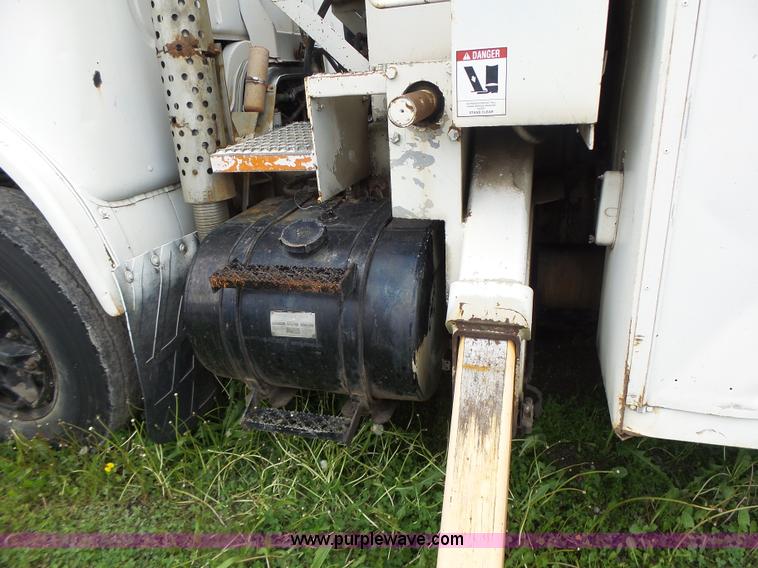 image for item L7233 1983 Ford C8000 digger derrick truck