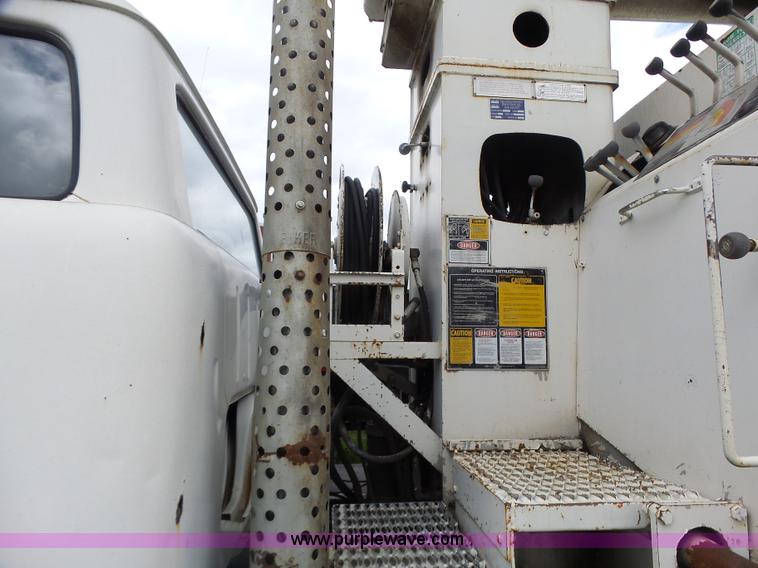 image for item L7233 1983 Ford C8000 digger derrick truck