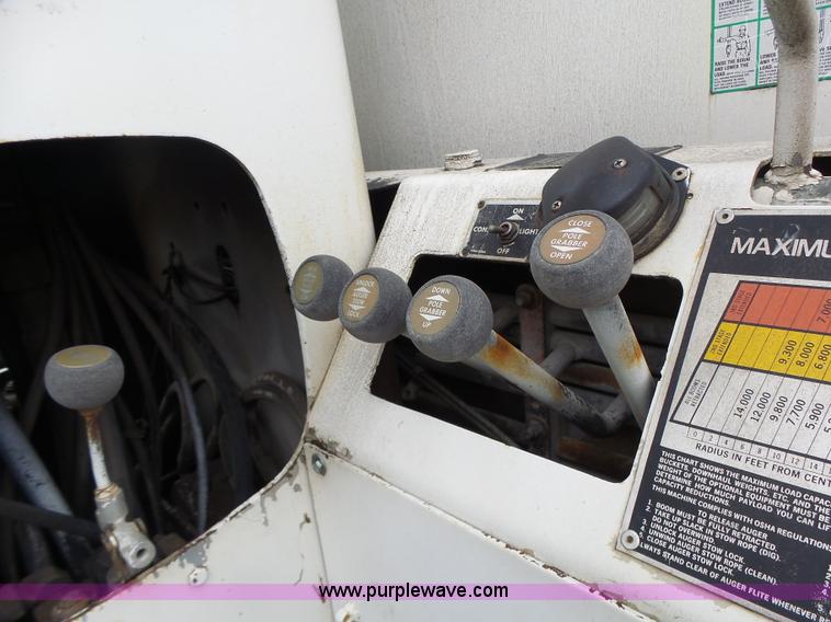 image for item L7233 1983 Ford C8000 digger derrick truck