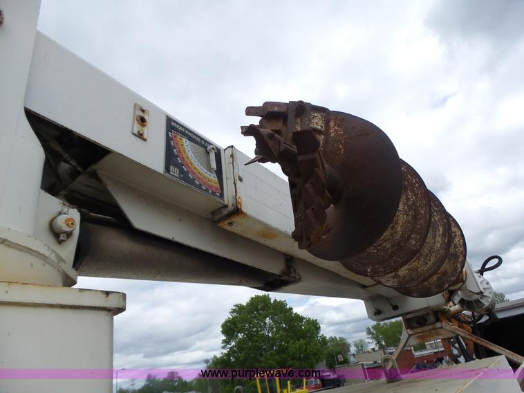 image for item L7233 1983 Ford C8000 digger derrick truck