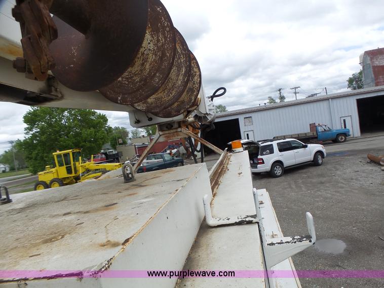 image for item L7233 1983 Ford C8000 digger derrick truck