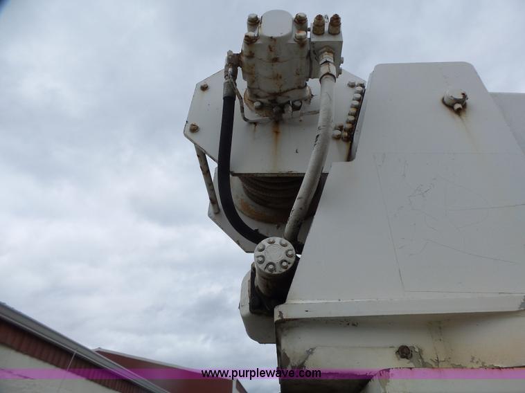 image for item L7233 1983 Ford C8000 digger derrick truck