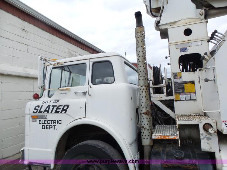 image for item L7233 1983 Ford C8000 digger derrick truck