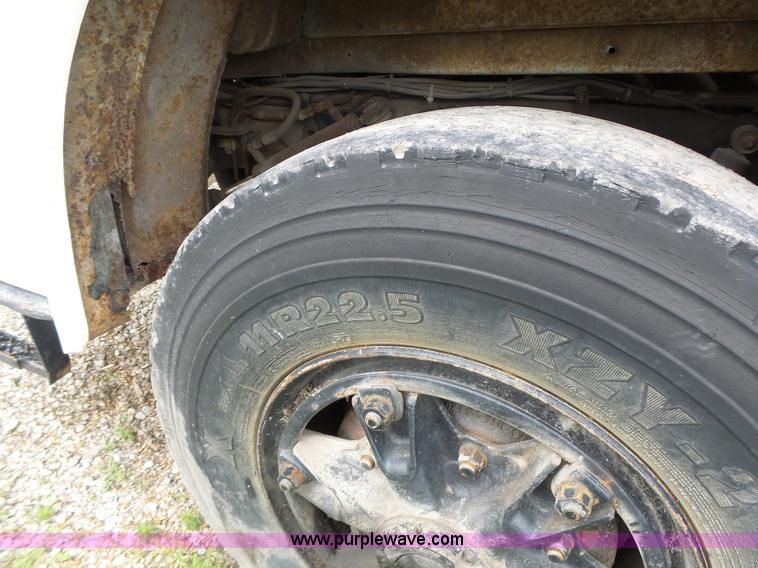 image for item L7233 1983 Ford C8000 digger derrick truck