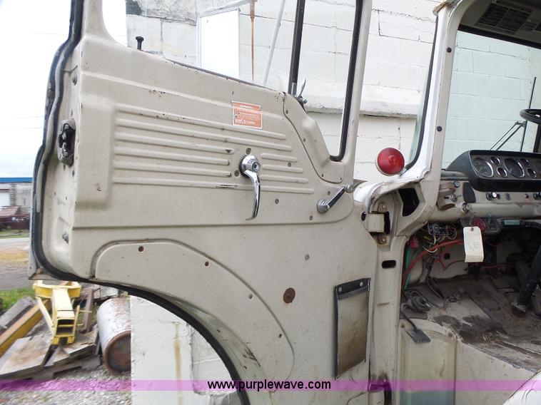 image for item L7233 1983 Ford C8000 digger derrick truck
