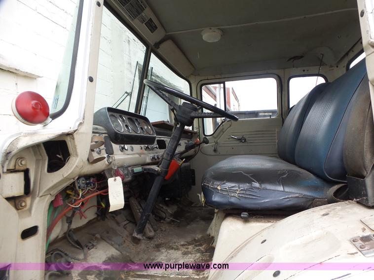 image for item L7233 1983 Ford C8000 digger derrick truck