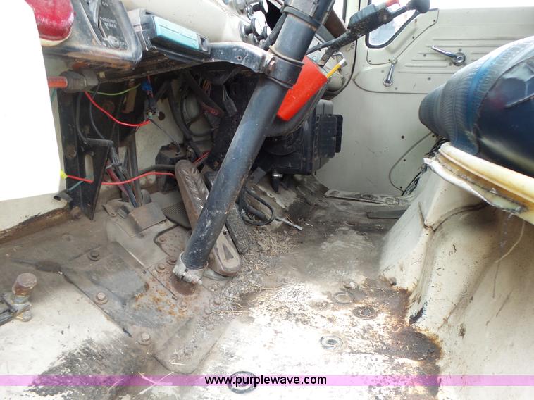 image for item L7233 1983 Ford C8000 digger derrick truck