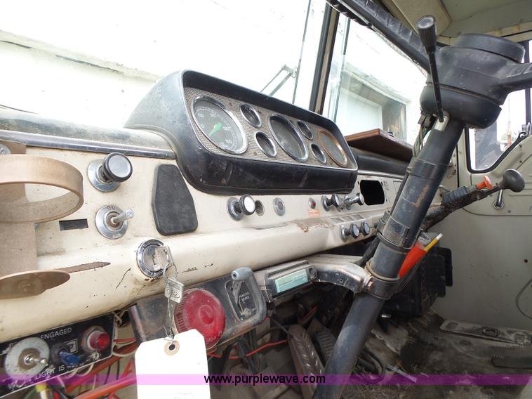 image for item L7233 1983 Ford C8000 digger derrick truck