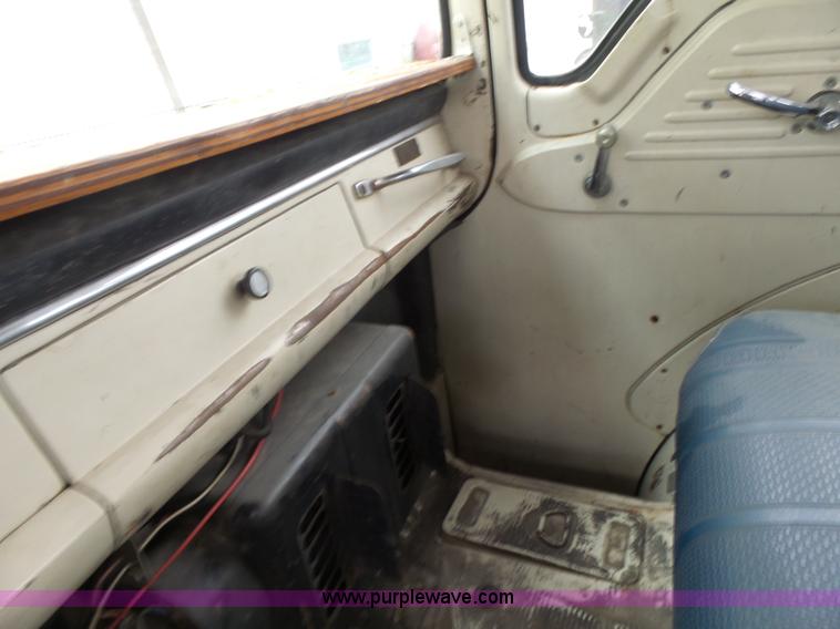 image for item L7233 1983 Ford C8000 digger derrick truck