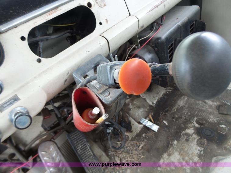 image for item L7233 1983 Ford C8000 digger derrick truck