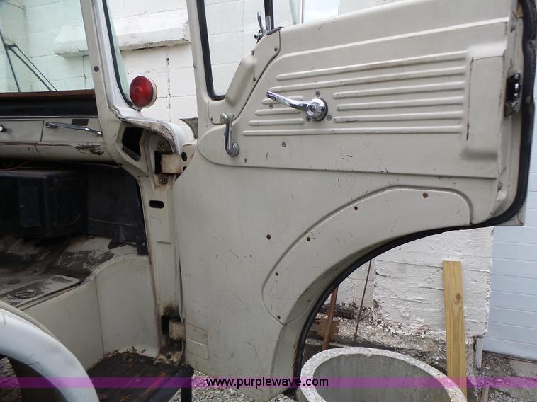 image for item L7233 1983 Ford C8000 digger derrick truck