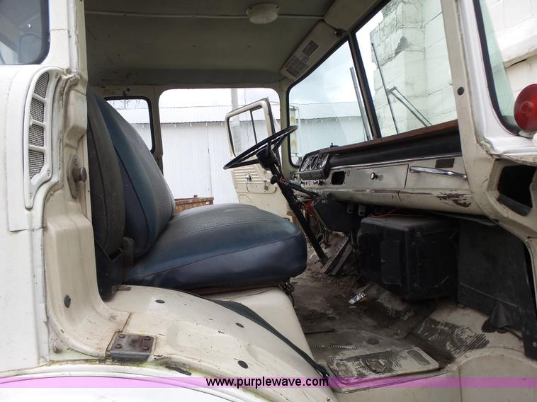 image for item L7233 1983 Ford C8000 digger derrick truck