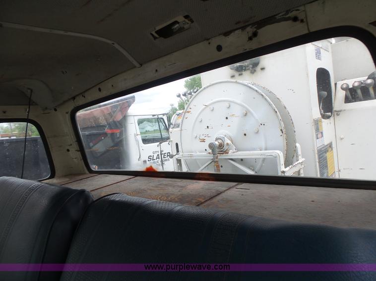 image for item L7233 1983 Ford C8000 digger derrick truck