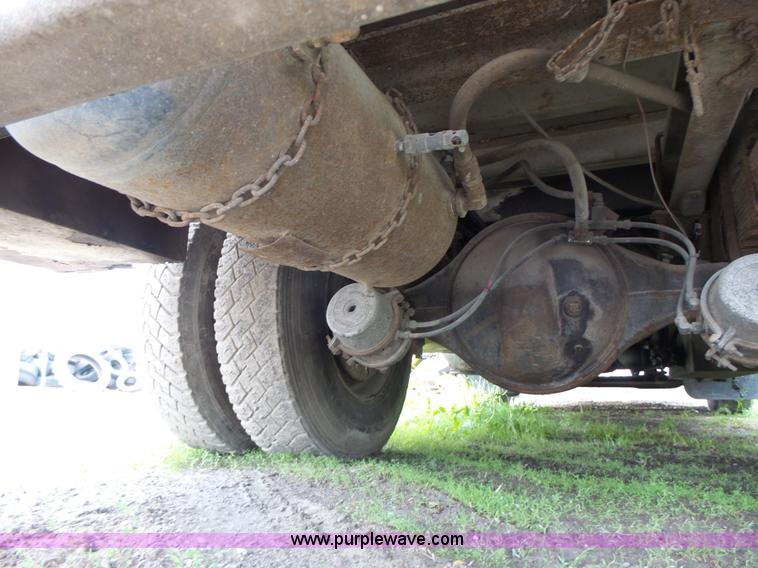 image for item L7233 1983 Ford C8000 digger derrick truck