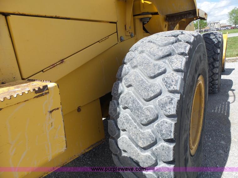 image for item L7236 1999 John Deere 624H wheel loader