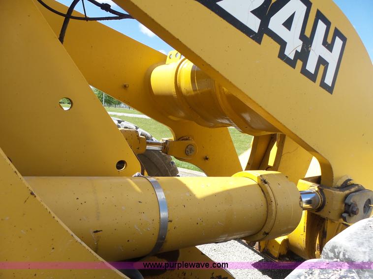 image for item L7236 1999 John Deere 624H wheel loader