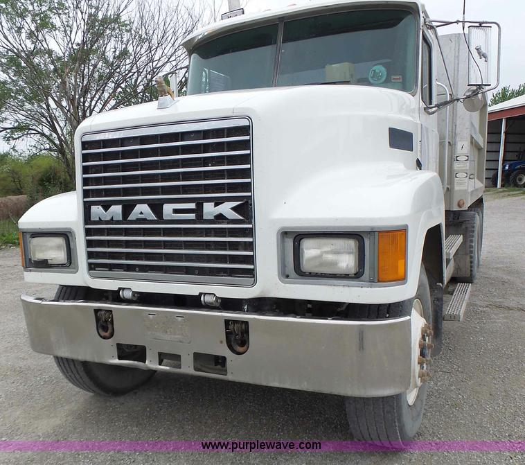 image for item L7245 1998 Mack CH613 dump truck