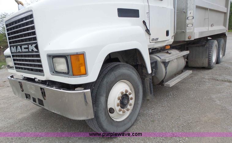 image for item L7245 1998 Mack CH613 dump truck