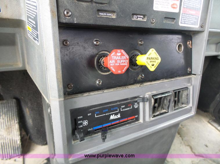 image for item L7245 1998 Mack CH613 dump truck