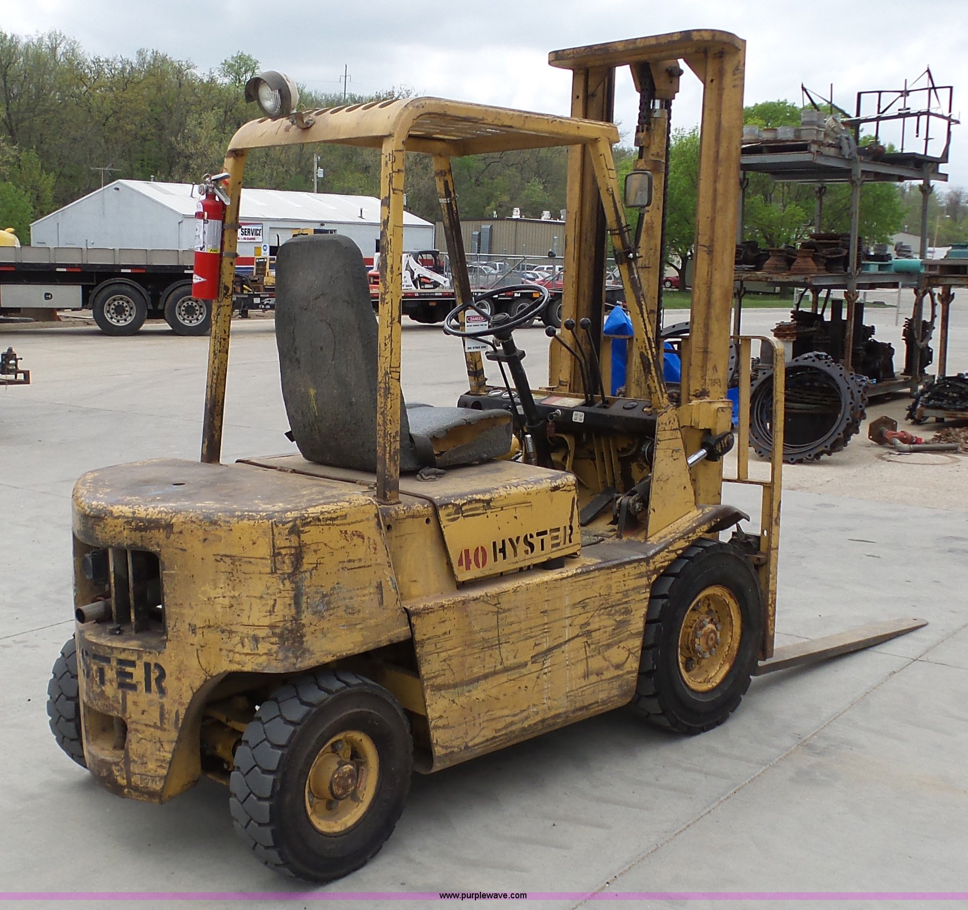 Hyster 40 forklift in Blue Springs, MO Item K7974 sold Purple Wave