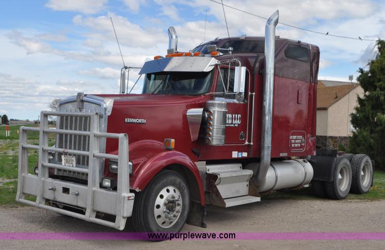 image for item G7352 2000 Kenworth W900 semi truck