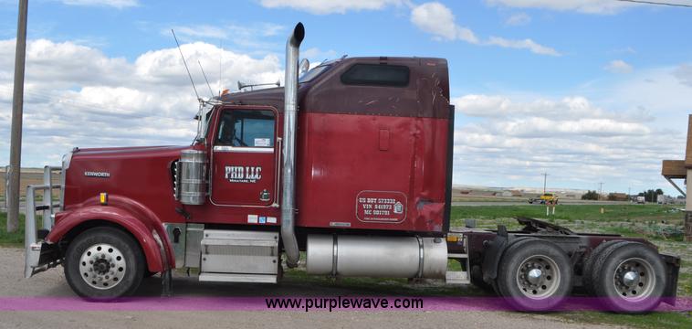 image for item G7352 2000 Kenworth W900 semi truck