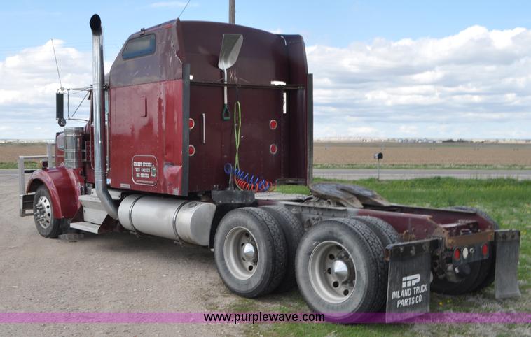 image for item G7352 2000 Kenworth W900 semi truck
