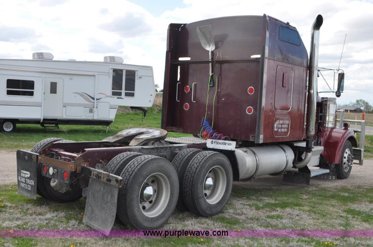 image for item G7352 2000 Kenworth W900 semi truck