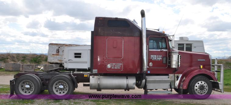 image for item G7352 2000 Kenworth W900 semi truck