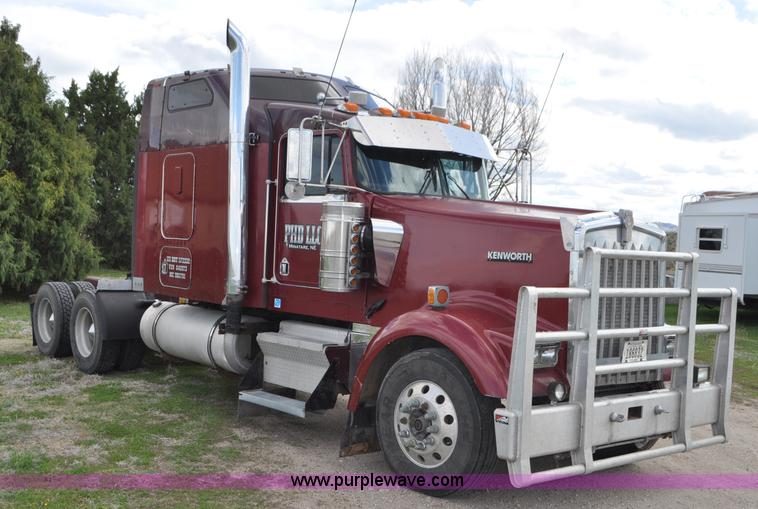 image for item G7352 2000 Kenworth W900 semi truck