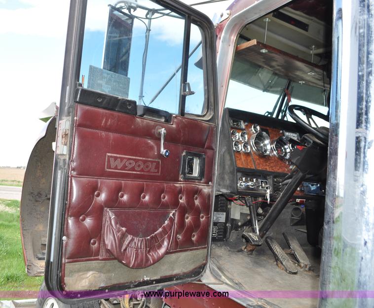 image for item G7352 2000 Kenworth W900 semi truck