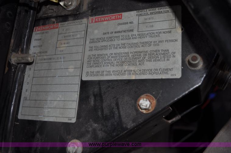 image for item G7352 2000 Kenworth W900 semi truck