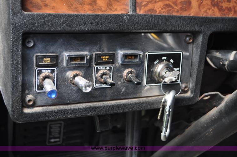 image for item G7352 2000 Kenworth W900 semi truck