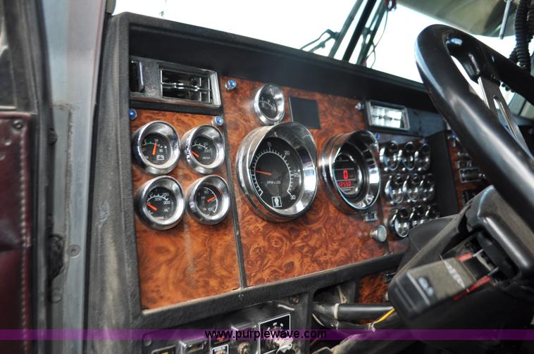 image for item G7352 2000 Kenworth W900 semi truck