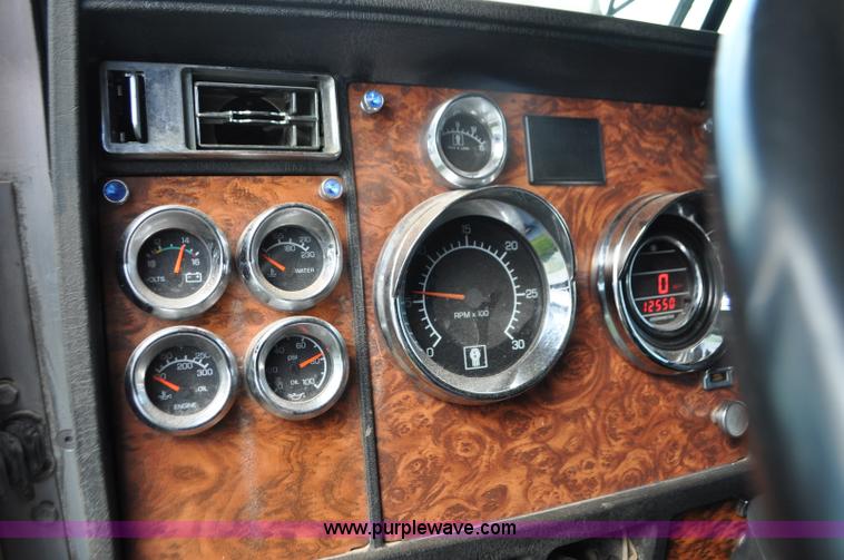 image for item G7352 2000 Kenworth W900 semi truck